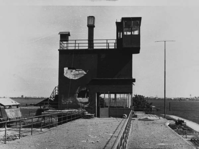 La torretta di controllo dell'aereoporto dopo il bombardamento del 1944